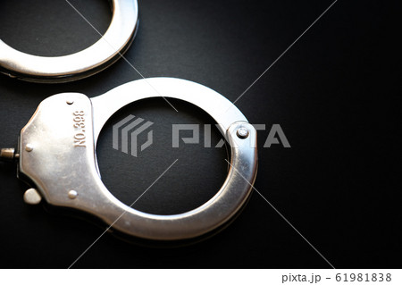 手錠 逮捕のイメージ 犯罪 手錠 逮捕のイメージ 犯罪 61981838