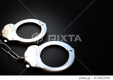 手錠　逮捕のイメージ　犯罪 61981840