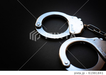 手錠 逮捕のイメージ 犯罪 手錠 逮捕のイメージ 犯罪 61981841