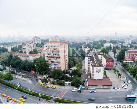 イスタンブールの街並み　茶色の屋根の家並みと遠くに見える近代的なガラス張りの高層ビルとモスク 61981908