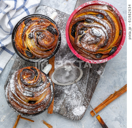 Modern yeast Easter pastries (cruffins). 61982634