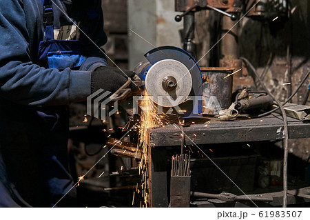 Abrasive machining on a grinding wheel 61983507