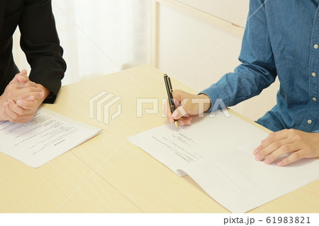 契約書にサインする若い男性 61983821