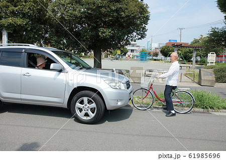 逆走自転車あわや交通事故寸前 61985696