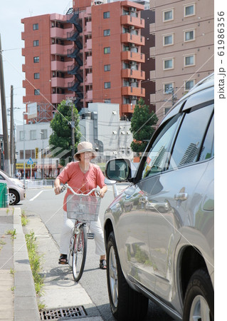 逆走自転車交通事故寸前 61986356