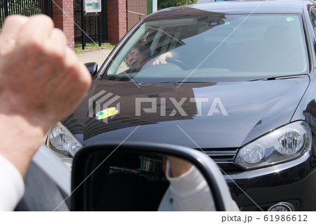 逆走車に怒る男性 61986612