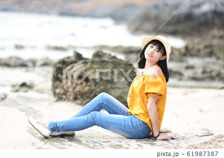 海を眺める女性 海を眺める女性 61987387
