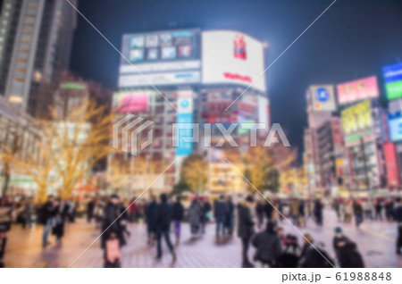 年末の渋谷駅前の夜　ボカシ 61988848