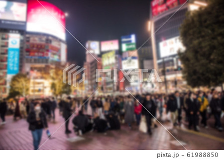 年末の渋谷駅前の夜　ボカシ 61988850
