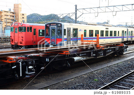 米子駅に停車中のレール輸送専用車両と普通＆快速列車（チキ5200形） 61989335