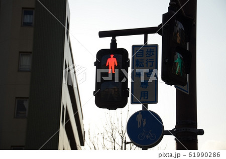 信号機。住宅地にて 61990286