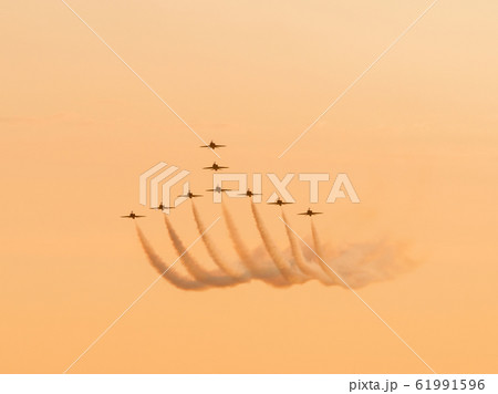 夕暮れ　レッドアローズ　展示飛行 61991596