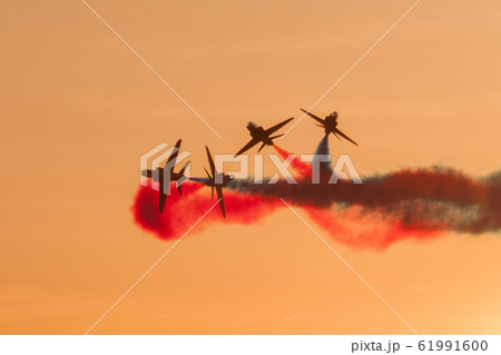 夕暮れ レッドアローズ 展示飛行 夕暮れ レッドアローズ 展示飛行 61991600