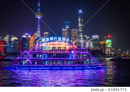 《上海》外灘の夜景・クルーズ船と陸家嘴（りくかし）の摩天楼 61991773