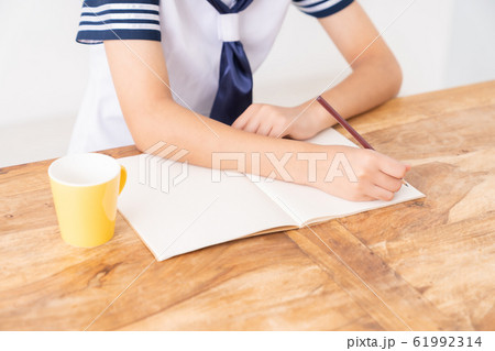 勉強する女の子 制服 イメージ 手元 勉強する女の子 制服 イメージ 手元 61992314