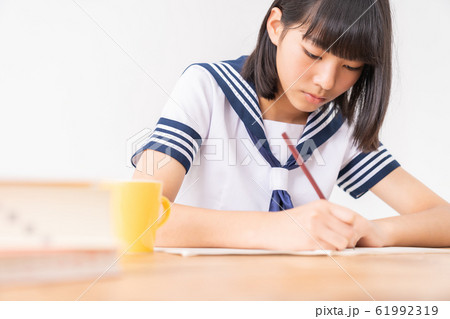 勉強する女の子　制服　イメージ　手元 61992319
