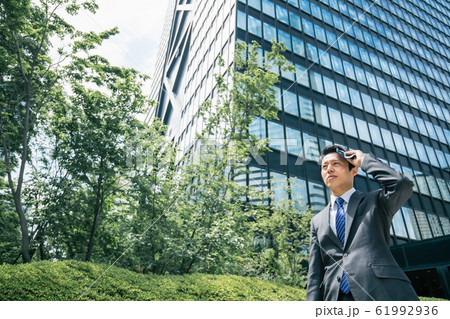 汗を拭くビジネスマン 61992936