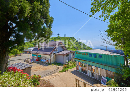 茨城の筑波山頂(男体山)側から御幸ヶ原(筑波山頂駅、売店)、女体山を見る 61995296