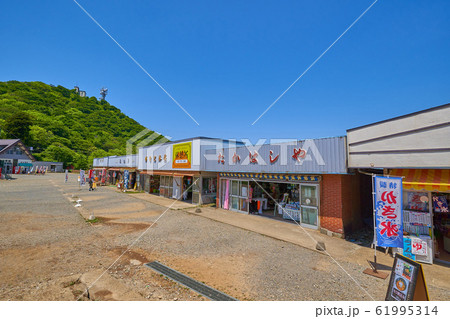 茨城の筑波山 御幸ヶ原の山頂連絡路から男体山と売店を見る 61995314