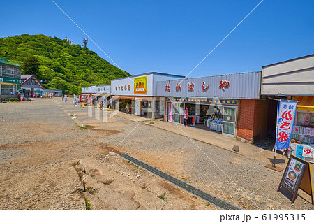 茨城の筑波山 御幸ヶ原の山頂連絡路から男体山と売店を見る 61995315