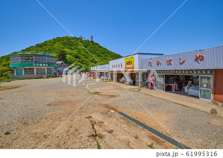 茨城の筑波山 御幸ヶ原の山頂連絡路から男体山とコマ展望台、売店を見る 61995316