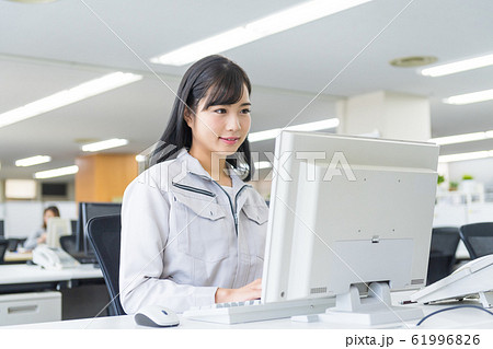 ビジネスウーマン、若い女性、作業着 ビジネスウーマン、若い女性、作業着 61996826