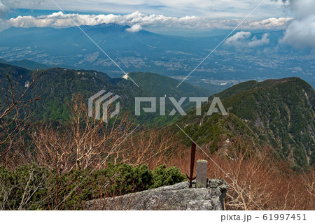 甲斐駒ヶ岳・黒戸尾根から見る黒戸山と八ヶ岳 61997451