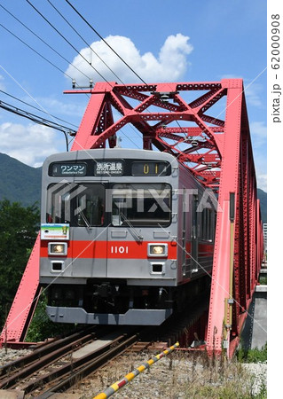 上田電鉄、千曲川橋りょうを行く1000系 62000908