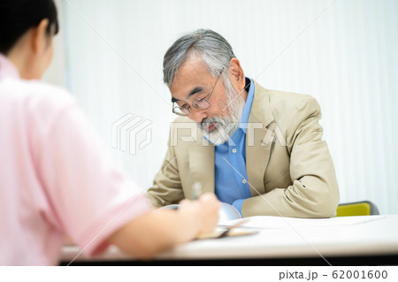 シニア男性と介護士　入所説明 62001600