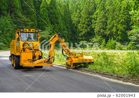 重機による、道路脇の除草作業（岡山県真庭市蒜山上徳山）※作品コメント欄に撮影位置 62001943