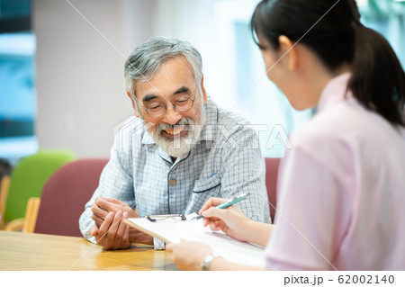 シニア男性と介護士　健康チェック 62002140