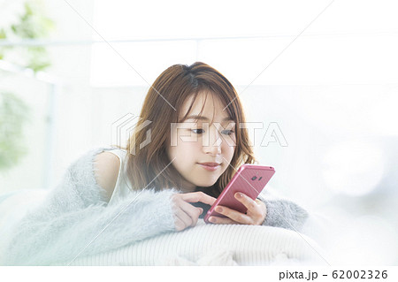 女性　スマホ　スマートフォン 62002326