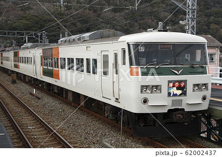 河津駅に停車中の特急踊り子（185系電車） 62002437