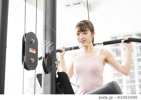 スポーツジム　女性　ラットプルダウン 62003090
