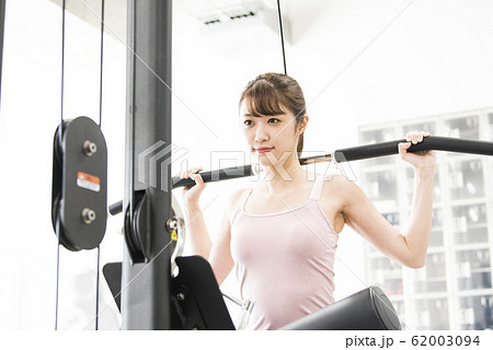 スポーツジム　女性　ラットプルダウン 62003094
