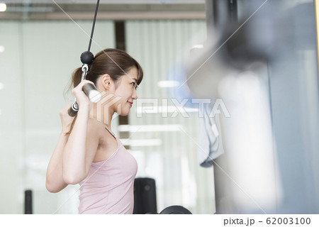 スポーツジム　女性　ラットプルダウン 62003100