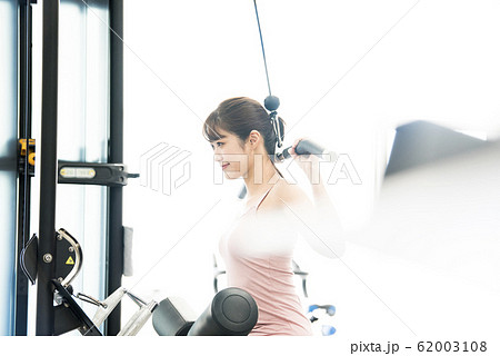 スポーツジム　女性　ラットプルダウン 62003108