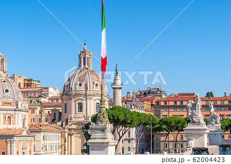 Italian flag in piazza Venezia, the central hub of 62004423