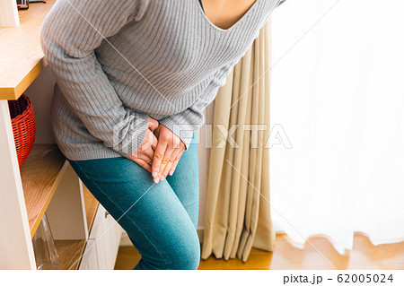股間を抑える女性　尿意　尿漏れ　お湯漏れ 62005024