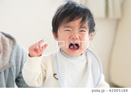 赤ちゃん 泣く 不機嫌 涙 子育て 1歳 男の子 子育て 赤ちゃん 泣く 不機嫌 涙 子育て 1歳 男の子 子育て 62005189
