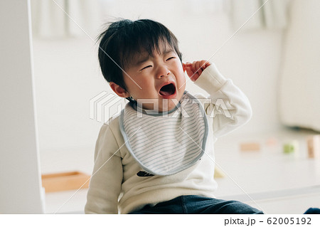 赤ちゃん　泣く　不機嫌　涙　子育て　1歳　男の子　子育て 62005192