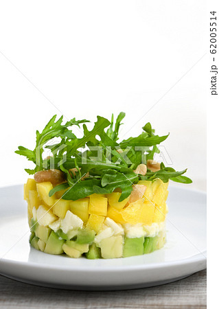 Salad with avocado, mango and mozzarella 62005514