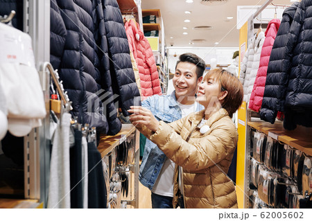 Couple Choosing Down Jacket Couple Choosing Down Jacket 62005602