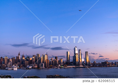 《ニューヨーク》マンハッタンの夜景・ハルミトンパークより 62006515