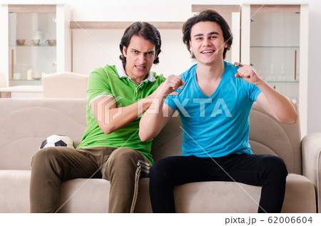 Friends watching football at home 62006604