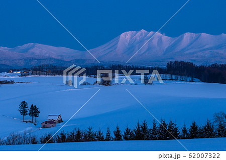 《北海道》冬の美瑛・白銀のメルヘンの丘と十勝岳連峰 《北海道》冬の美瑛・白銀のメルヘンの丘と十勝岳連峰 62007322