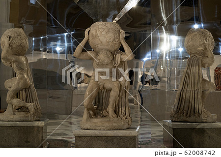 Atlas holding the globe marble statue Atlas holding the globe marble statue 62008742