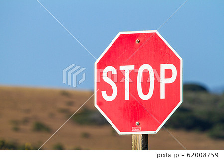 アメリカの道路標識 「止まれ」「STOP」の写真素材 [62008759] - PIXTA