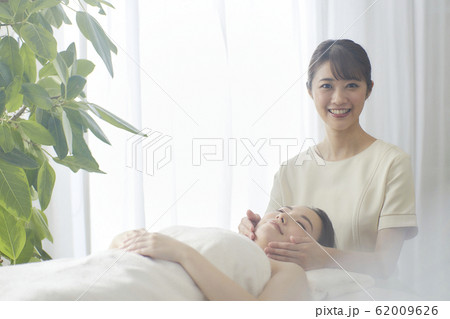 若い女性　エステ 62009626