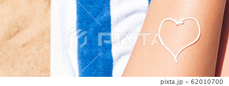 Sunscreen in the form of heart on woman's leg 62010700